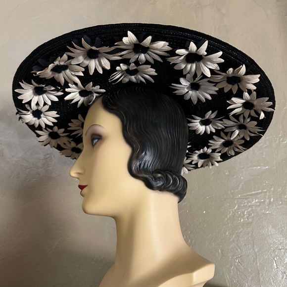 EXCITING 1940s\' BLACK STRAW WIDE BRIM HAT + WHITE FABRIC DAISIES